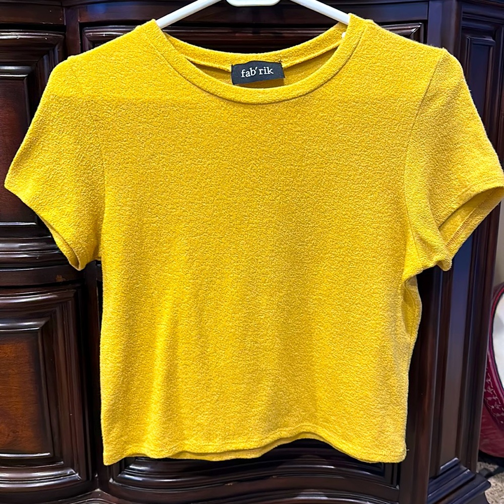 Short sleeve Fab’rik yellow cropped shirt